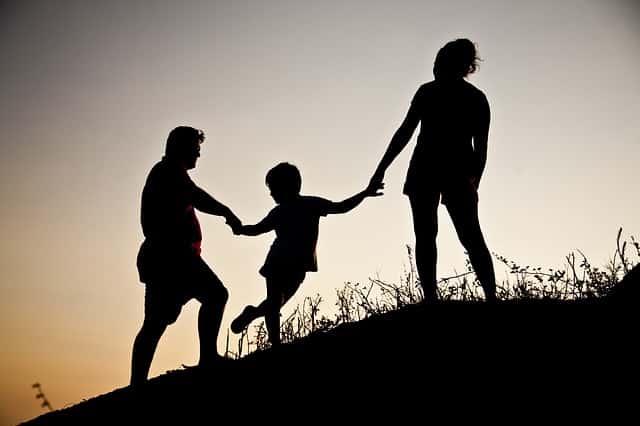 silhouette-1923656_640 family climbing hill
